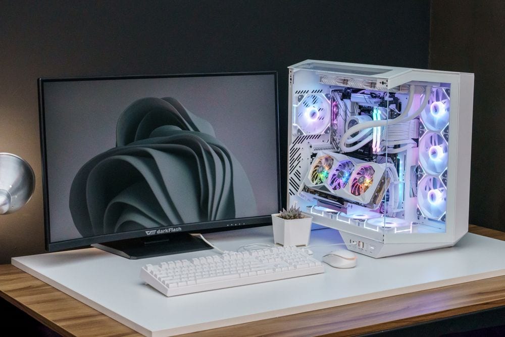 Écran et PC gaming avec éclairage RGB, parfait pour les gamers et la création de contenu.